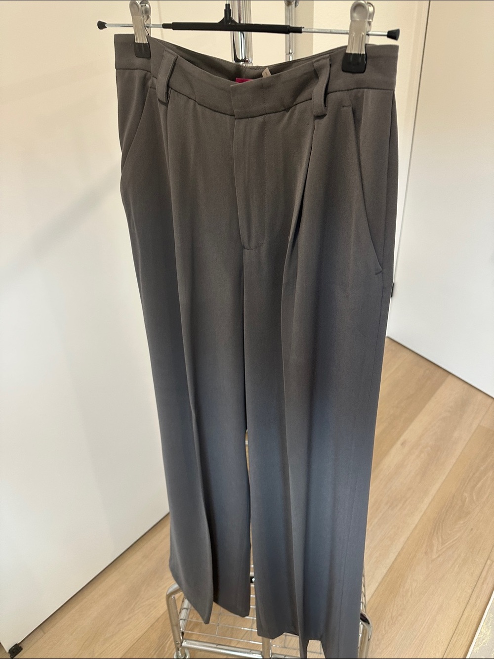 Alice + Olivia Womens’s Pleated Dress Pants - Gray